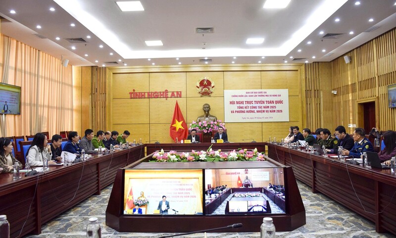 Ông Phùng Thành Vinh - Phó Chủ tịch UBND tỉnh, Phó Trưởng ban Thường trực Ban Chỉ đạo 389 tỉnh và ông Phạm Văn Hóa - Giám đốc Sở Công Thương tỉnh chủ trì hội nghị tại điểm cầu Nghệ An