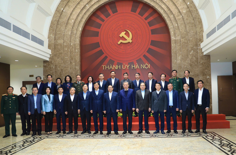 Tổng Bí thư Tô Lâm, Thủ tướng Phạm Minh Chính và Chủ tịch Quốc hội Trần Thanh Mẫn cùng các đại biểu chụp ảnh lưu niệm.