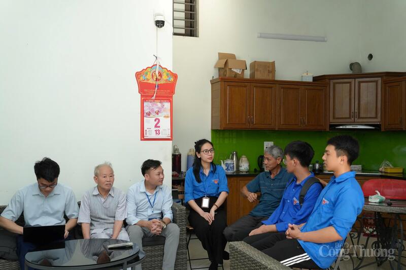 Cán bộ Trung tâm Phục vụ hành chính công TP. Hà Nội đến nhà dân ở xã Đại Thanh để phục vụ. Ảnh: H.S