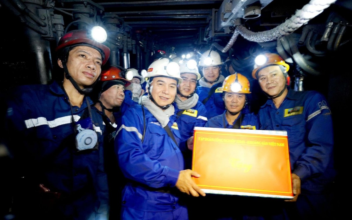 Bí thư Tỉnh ủy Quảng Ninh kiểm tra sản xuất, tặng quà thợ mỏ Than Mạo Khê