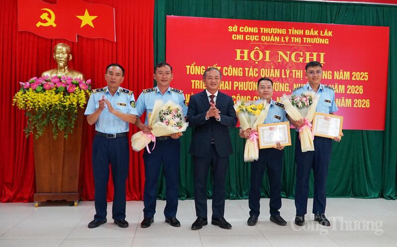 Nhiều cá nhân, tập thể Chi cục Quản lý thị trường Đắk Lắk được Sở Công Thương tặng giấy khen.