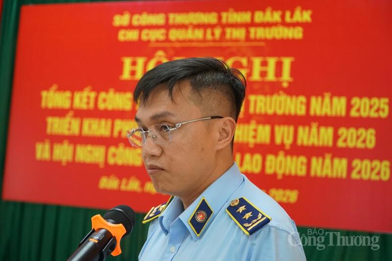 Trưởng phòng tổ chức Lê Anh Tuấn phát biểu tham luận tại hội nghị.