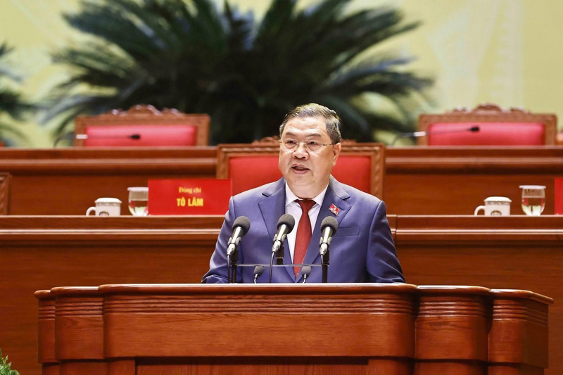 Đồng chí Phạm Gia Túc, Ủy viên Trung ương Đảng, Chánh Văn phòng Trung ương Đảng phát biểu, đề nghị Đại hội dành 1 phút mặc niệm tưởng nhớ cố Tổng Bí thư Nguyễn Phú Trọng và các đồng chí Ủy viên BCH TƯ khóa XIII đã từ trần trong nhiệm kỳ Đại hội XIII. Ảnh: TTXVN