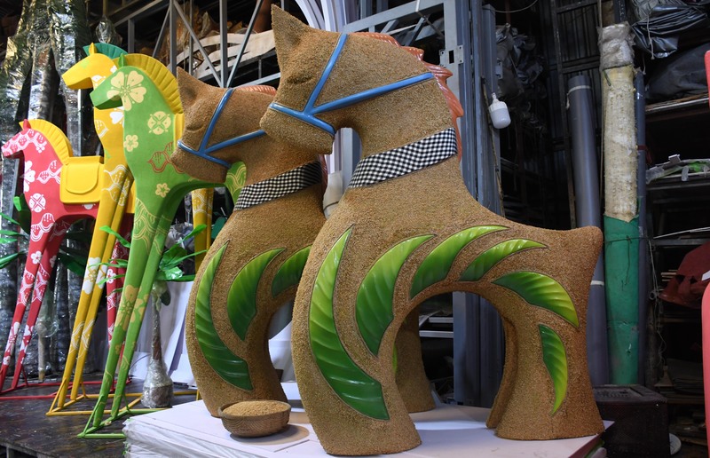 Linh vật ngựa cho tiểu cảnh được tạo hình dưới nhiều sắc thái, biểu cảm khác. Ảnh: Thanh Minh