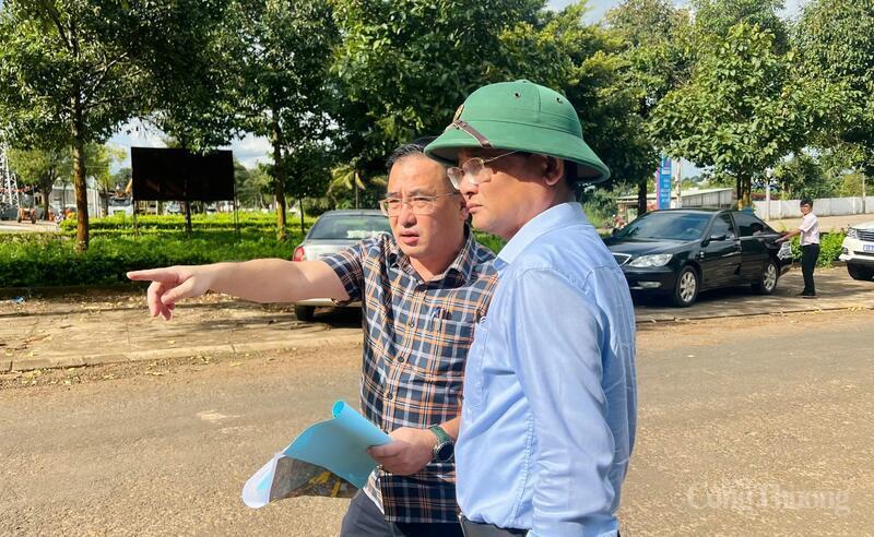 Ông Đặng Toàn Thắng - Chủ tịch UBND phường Pleiku (áo caro) báo cáo với Phó Chủ tịch UBND tỉnh Nguyễn Tự Công Hoàng về Dự án Đường trục chính kết nối Khu đô thị CK54, Khu công nghiệp Trà Đa đến trung tâm phường Pleiku và xã Biển Hồ. Ảnh: Hiền Mai