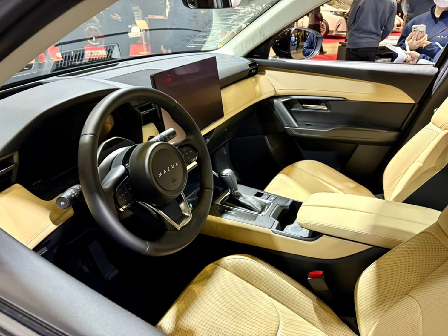 Khoang lái thiết kế tối giản hơn - Ảnh: Mazda