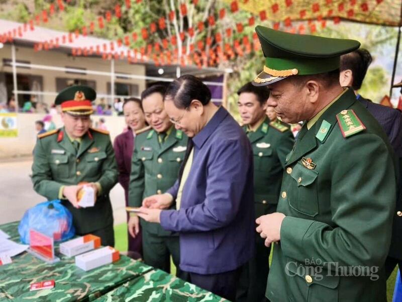 Bí thư Tỉnh ủy Lai Châu Lê Minh Ngân cùng lãnh đạo Bộ đội Biên phòng tỉnh chuẩn bị quà tặng cho người dân bản Nà Vàng, xã Khổng Lào.