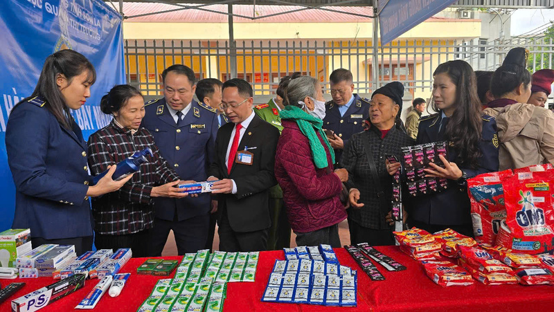 Quản lý thị trường Sơn La tuyên truyền tới người dân vùng sâu, vùng xa nhận biết về hàng thật - hàng giả. Ảnh: Nguyễn Dịu