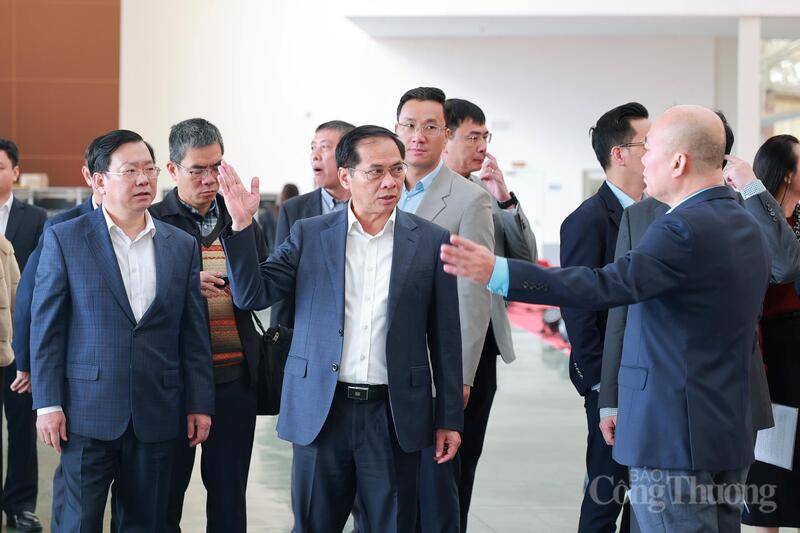 Phó Thủ tướng yêu cầu công tác thi công, lắp đặt phải được triển khai khẩn trương để đảm bảo tiến độ ngày khai mạc (Ảnh: Quỳnh Trang)