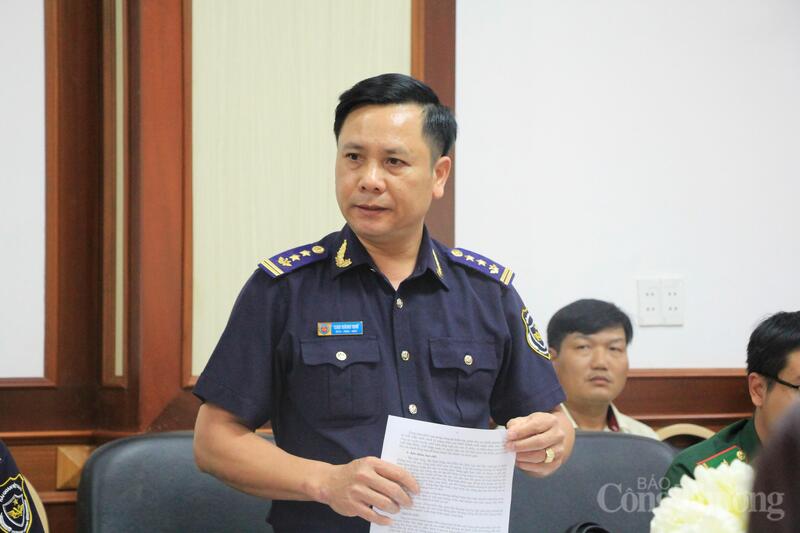 Ông Cao Đăng Quế, Đội trưởng Hải quan Cửa khẩu quốc tế Lệ Thanh báo cáo về kết quả phòng chống buôn lậu, gian lận thương mại và hàng giả khu vực Cửa khẩu quốc tế Lệ Thanh. Ảnh: Hiền Mai