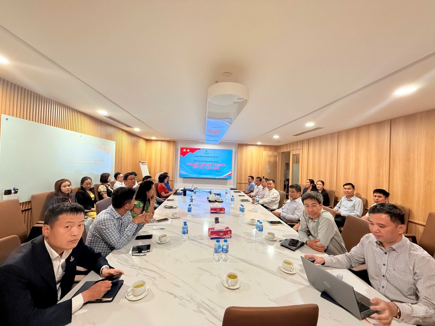 Buổi sinh hoạt chi bộ tại Đảng bộ PV GAS