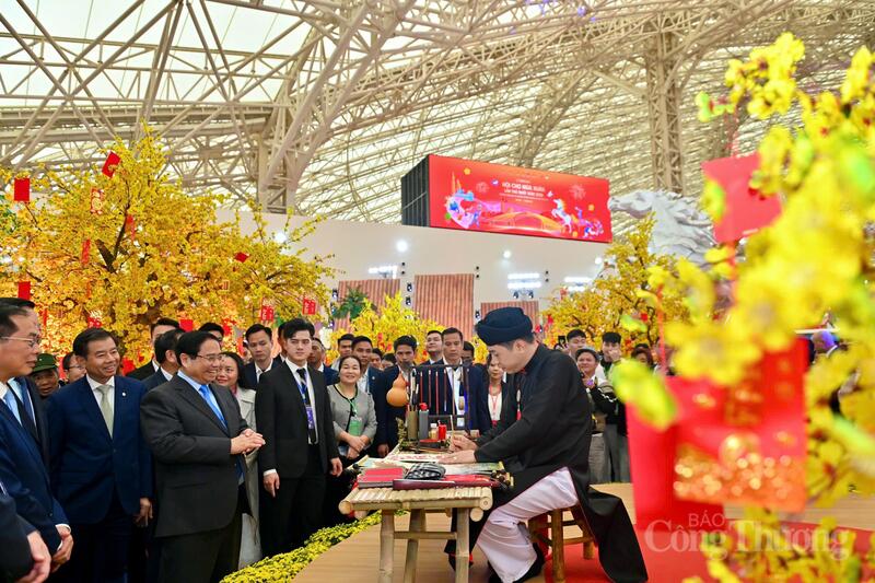 Chùm ảnh: Tưng bừng khai mạc Hội chợ Mùa Xuân - 12