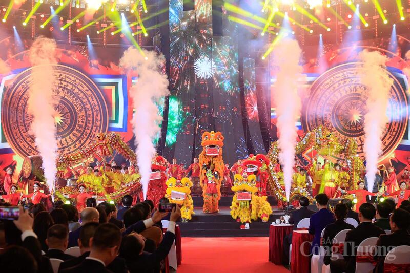 Chùm ảnh: Tưng bừng khai mạc Hội chợ Mùa Xuân - 14