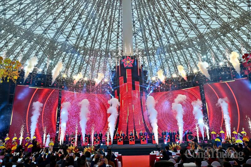 Các đại biểu bấm nút khai mạc Hội chợ Mùa Xuân lần thứ nhất năm 2026. Ảnh: Nguyễn Nam