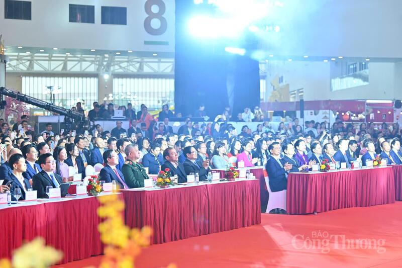 Chùm ảnh: Tưng bừng khai mạc Hội chợ Mùa Xuân - 6