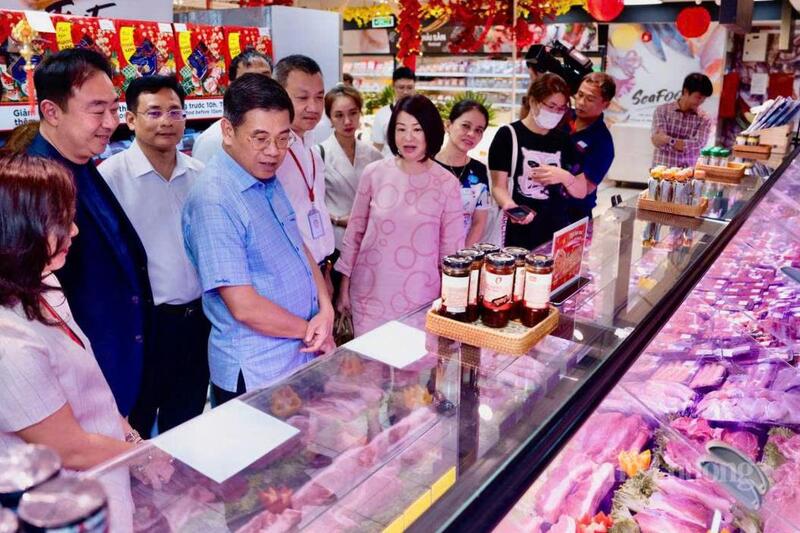 Tại siêu thị Tops Market Thảo Điền (phường An Khánh), đại diện siêu thị cho biết đã chuẩn bị lượng hàng tăng khoảng 25 - 30% so với Tết năm trước, nhân sự được tăng cường khoảng 50% so với ngày thường để phục vụ cao điểm Tết.