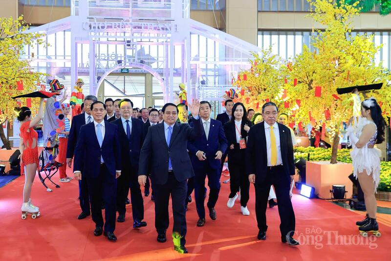 Thủ tướng Phạm Minh Chính nhấn mạnh: Hội chợ Mùa Xuân lần thứ nhất năm 2026 là minh chứng sinh động nhất cho tinh thần “Nhà nước kiến tạo - Doanh nghiệp tiên phong - Công tư đồng hành - Đất nước giàu mạnh - Nhân dân hạnh phúc” (Ảnh: Nam Nguyễn)