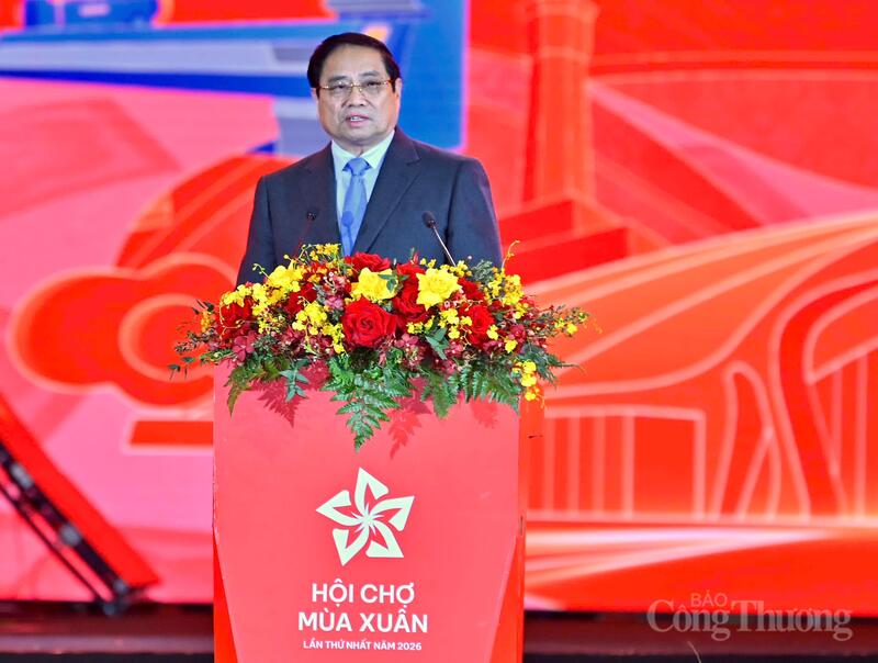 Thủ tướng Chính phủ Phạm Minh Chính phát biểu tại Lễ khai mạc Hội chợ Mùa Xuân lần thứ nhất năm 2026. Ảnh: Nguyễn Nam