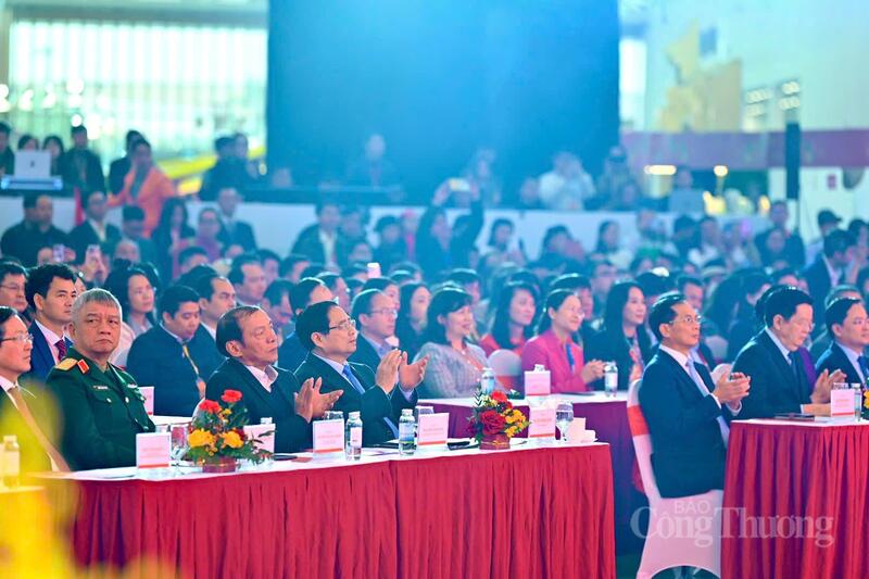 Các đại biểu tham dự Lễ khai mạc. Ảnh: Nguyễn Nam