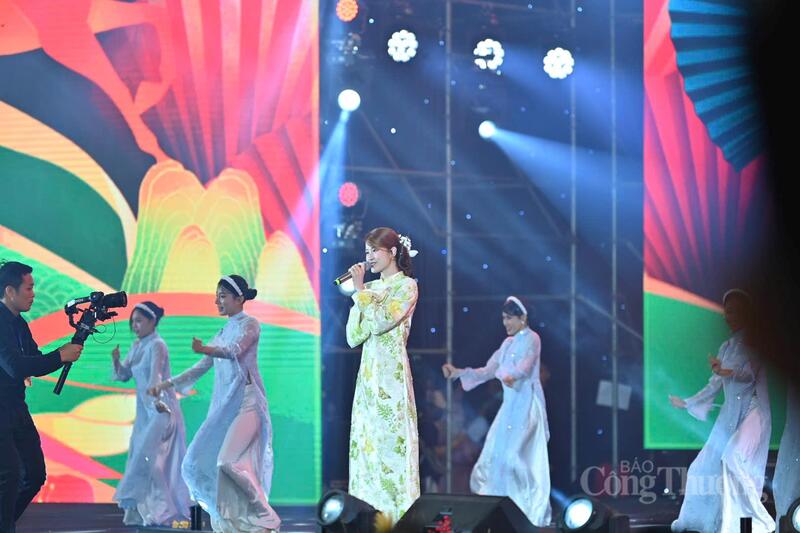 Chùm ảnh: Tưng bừng khai mạc Hội chợ Mùa Xuân - 15