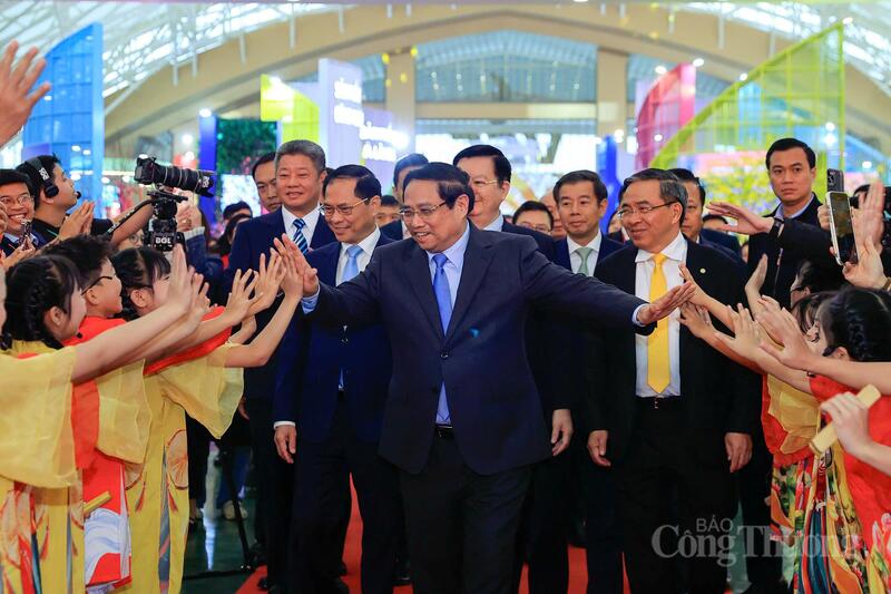 Chùm ảnh: Tưng bừng khai mạc Hội chợ Mùa Xuân - 2