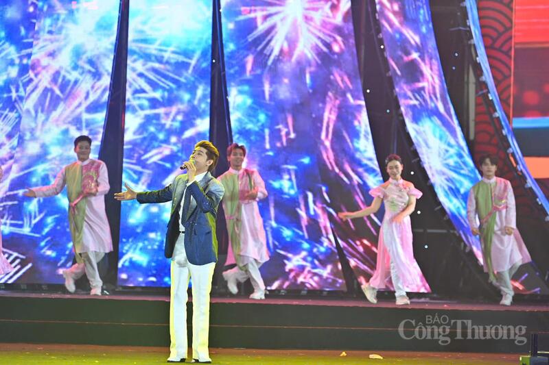 Chùm ảnh: Tưng bừng khai mạc Hội chợ Mùa Xuân - 16