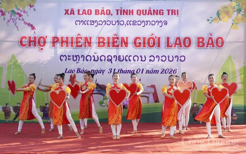 Một tiết mục văn nghệ tại buổi khai mạc phiên chợ