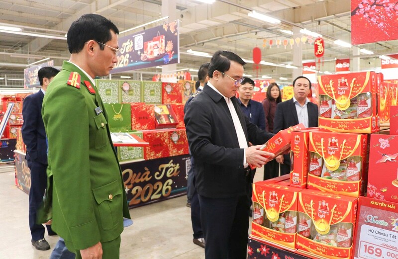 Ban Chỉ đạo 389 tỉnh Nghệ An kiểm tra công tác chống buôn lậu, gian lận thương mại và hàng giả trên địa bàn các phường. Ảnh: Bảo Ngọc