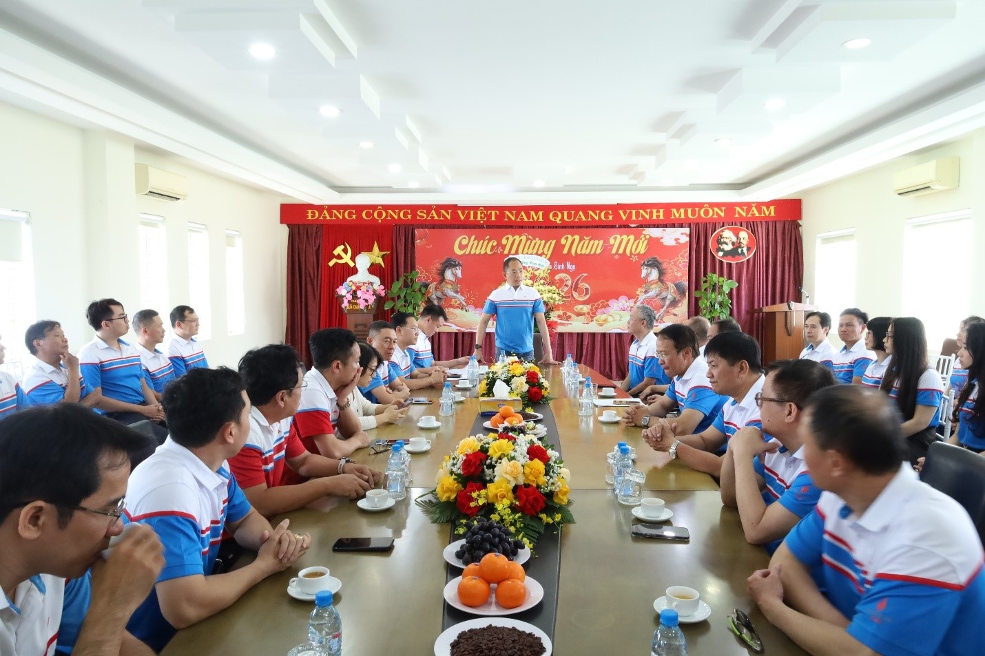 Chủ tịch Cao Hoài Dương cùng đoàn công tác làm việc với cán bộ, công nhân viên PVOIL Miền Trung.