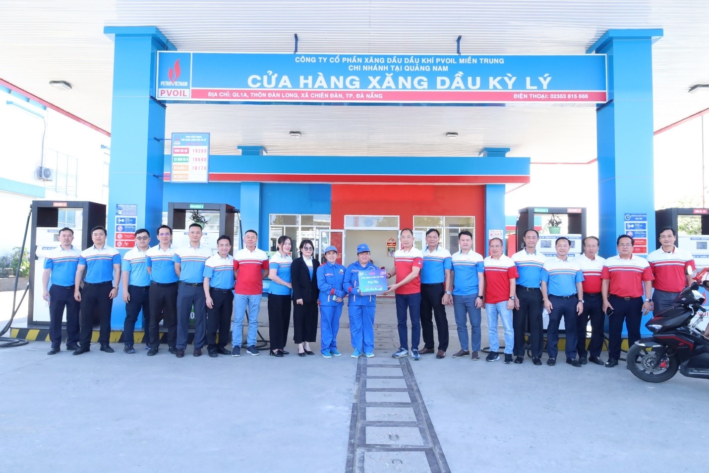 Chủ tịch HĐQT Cao Hoài Dương tặng quà Tết cho người lao động tại CHXD Kỳ Lý, TP. Đà Nẵng.