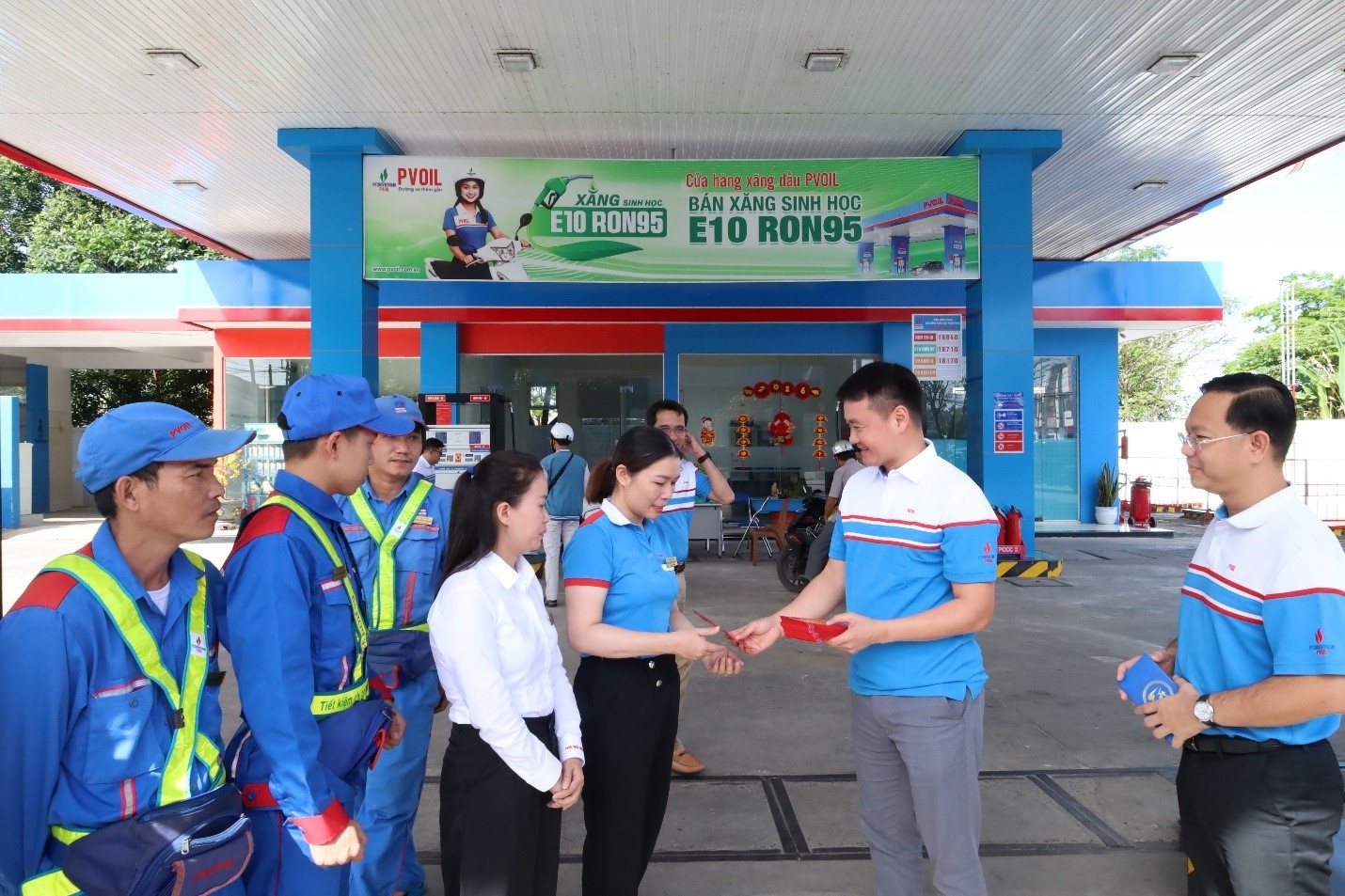 Ông Lê Trung Hưng, Phó TGĐ Tổng công ty tặng quà Tết cho người lao động.