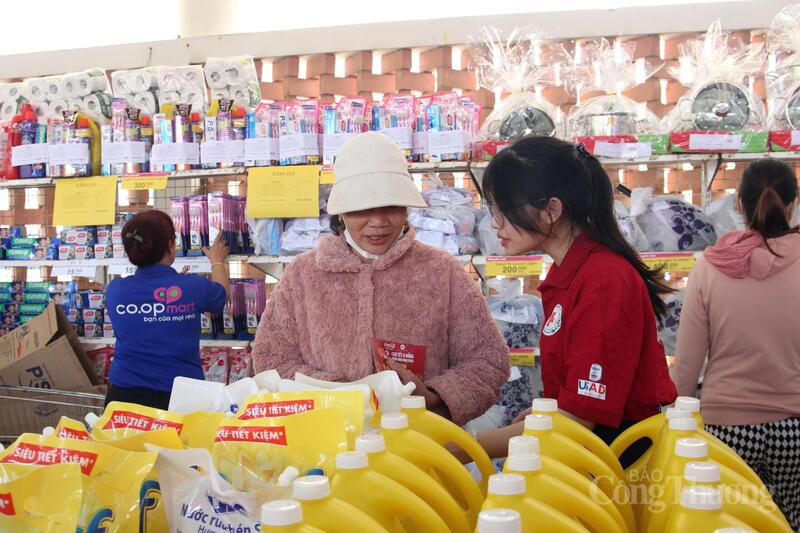 Các sản phẩm hàng hóa tại Chợ Tết 0 đồng đa dạng, phong phú.