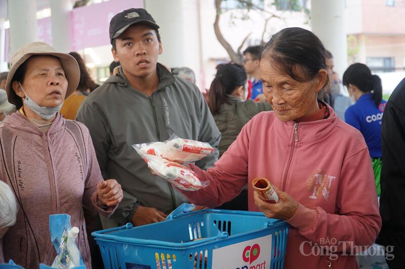 Bà Ngô Thị Ngọ (73 tuổi, phường Hòa Thọ Tây) chọn mua hầu hết là nhu yếu phẩm thiết yếu cho gia đình.