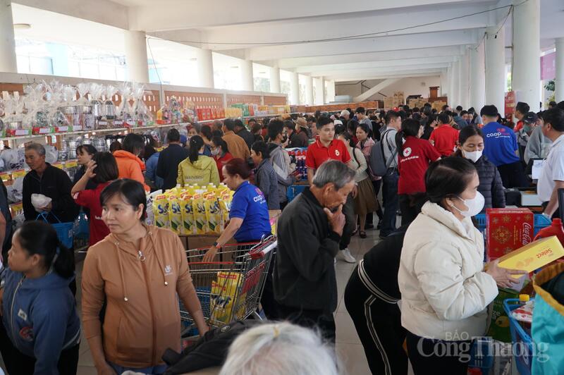 1.000 hộ nghèo, hộ cận nghèo, người khuyết tật, người yếu thế... tại TP. Đà Nẵng được thụ hưởng hỗ trợ trong chương trình “Tết nhân ái – Chợ Tết 0 đồng” năm 2026.