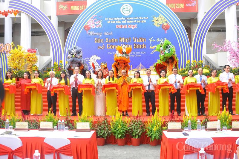 Đại biểu cắt băng khai mạc chương trình.