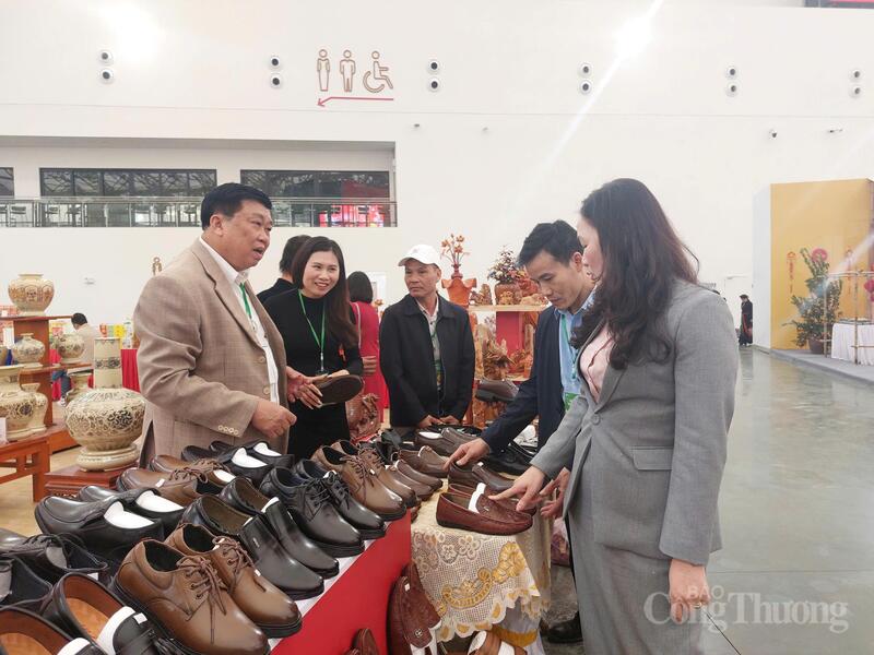 Gian hàng giày da nam OCOP của Hợp tác xã Sản xuất, Thương mại và Dịch vụ da giày Hải Dương hút khách tại Hội chợ Mùa Xuân