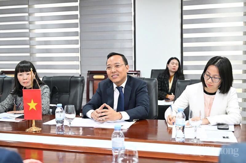 Thứ trưởng Nguyễn Hoàng Long trao đổi, thảo luận về việc thúc đẩy xây dựng chuỗi cung ứng bền vững, tăng cường thu hút đầu tư từ Canada vào Việt Nam.