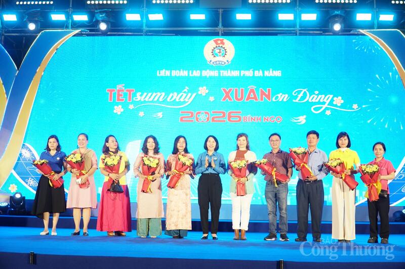 Liên đoàn Lao động TP. Đà Nẵng tặng hoa tri ân các doanh nghiệp, đơn vị đồng hành thực hiện các phiên chợ Tết Công đoàn năm 2026