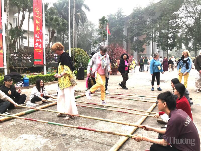 Khách du lịch quốc tế hào hứng trải nghiệm múa sạp. Ảnh: Hoa Quỳnh