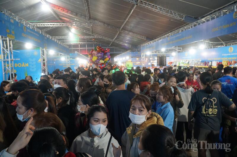 Hàng nghìn công nhân, người lao động nô nức mua sắm tại Chợ Tết Công đoàn TP. Đà Nẵng năm 2026.
