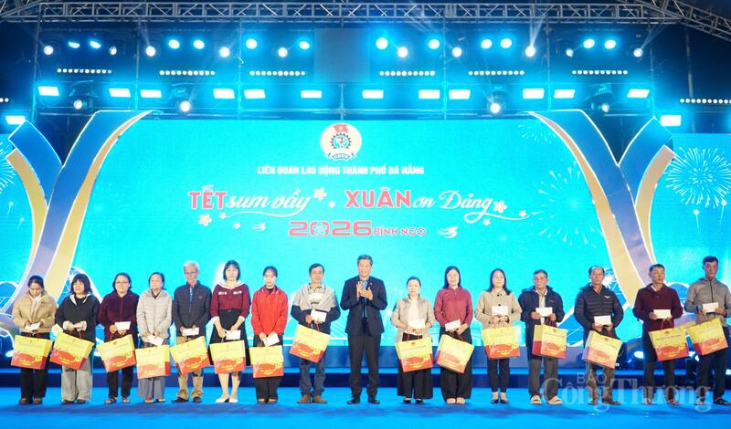 Ông Huỳnh Thanh Xuân, Phó Chủ tịch Tổng Liên đoàn Lao động Việt Nam trao quà của Tổng Liên đoàn Lao động Việt Nam cho công nhân, người lao động TP. Đà Nẵng