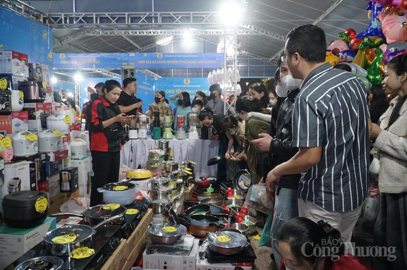 Gian hàng đồ gia dụng cũng thường xuyên đông nghẹt khách hàng