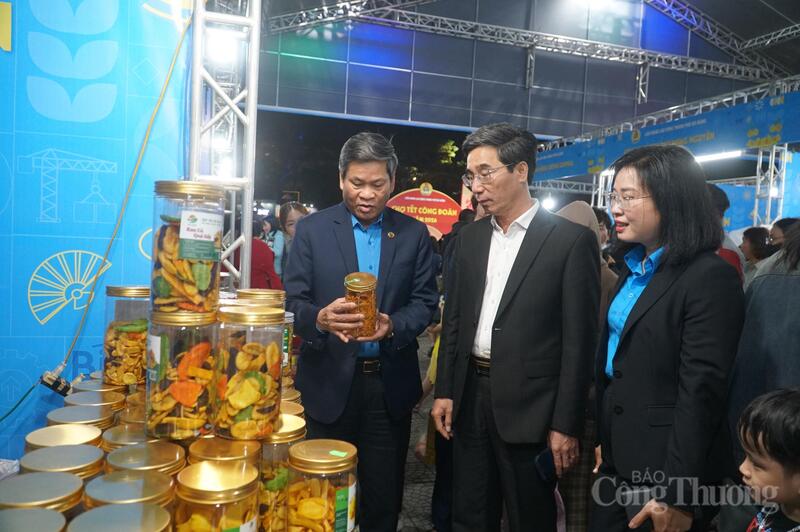 Phó Chủ tịch Tổng Liên đoàn Lao động Việt Nam Huỳnh Thanh Xuân, Phó Chủ tịch UBND TP. Đà Nẵng Trần Chí Cường cùng Chủ tịch Liên đoàn Lao động TP. Đà Nẵng Phan Thị Thúy Linh tham quan các gian hàng tại Chợ Tết Công đoàn.