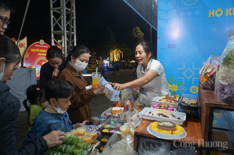 Các mặt hàng thực phẩm, công nghệ thực phẩm rất được ưa chuộng, lựa chọn tại Chợ Tết Công đoàn TP. Đà Nẵng năm 2026.