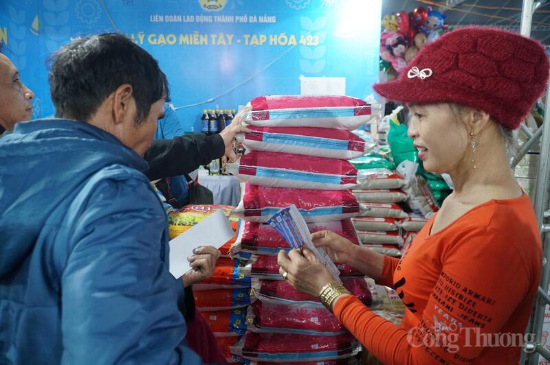 Chăm lo cho đoàn viên, công nhân, người lao động, tại Chợ Tết Công đoàn, Liên đoàn Lao động thành phố đã cấp phát 30.000 phiếu mua hàng để công nhân, người lao động mua sắm tại chợ Tết. Mỗi đoàn viên, người lao động được nhận tối đa 5 phiếu, mỗi phiếu trị giá 100.000 đồng.