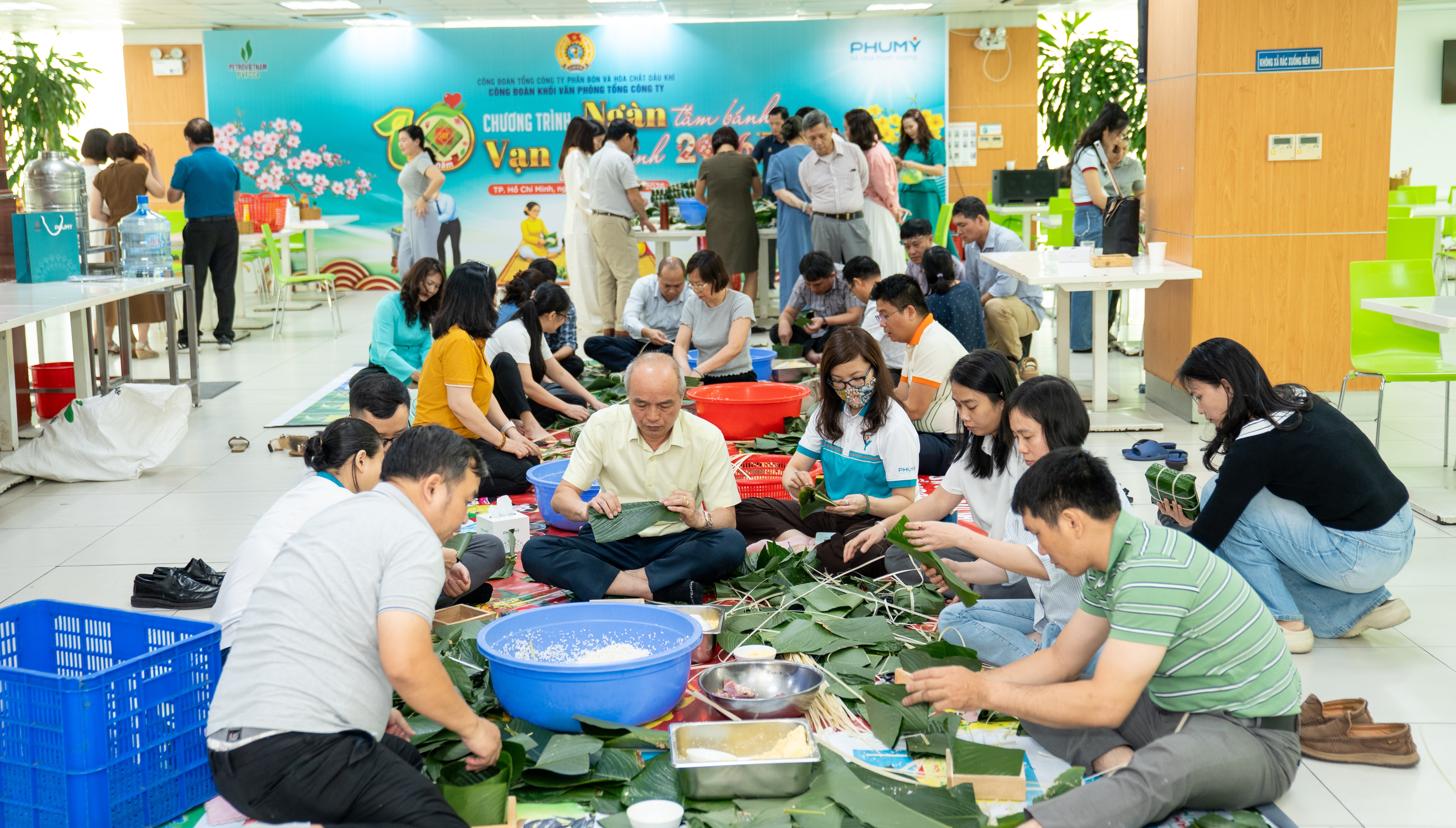 [P-Magazine] Bánh chưng xanh mang nghĩa tình PVFCCo - Phú Mỹ đến với cảnh đời neo đơn