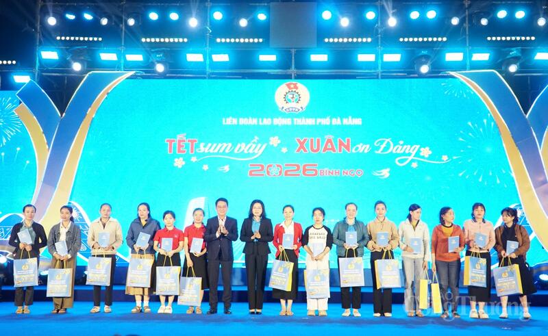 Bí thư Đảng ủy, Chủ tịch HĐND phường Hòa Khánh Nguyễn Hà Bắc và Chủ tịch Liên đoàn Lao động TP. Đà Nẵng Phan Thị Thúy Linh trao quà cho công nhân, người lao động thành phố