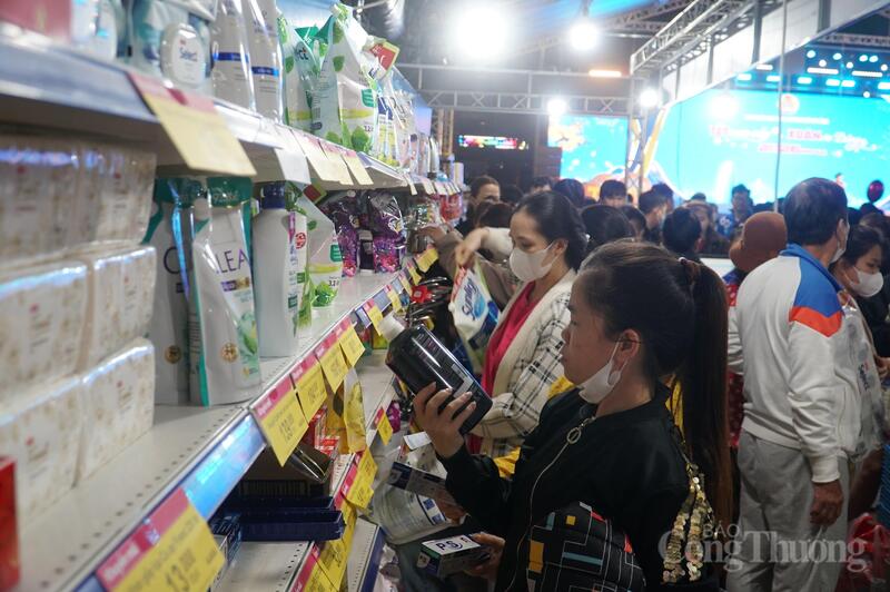 Từ kinh nghiệm tham gia các Chợ Tết Công đoàn những năm trước, nng Lê Hồng Ca, Giám đốc Siêu thị Coopmart Đà Nẵng cho biết, đơn vị đưa đến phiên chợ các sản phẩm hàng hóa thiết yếu mà công nhân, người lao động có nhu cầu tiêu dùng cao; đồng thời, đơn vị cũng triển khai nhiều hoạt động khuyến mại giảm giá đến 49% để phục vụ nhu cầu mua sắm của công nhân, người lao động.