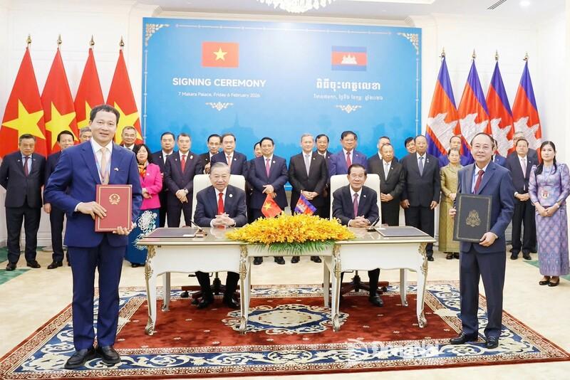 Ông Vũ Hồng Văn, Bí thư Tỉnh ủy Đồng Nai và ngài Va Than, Chủ tịch Đảng Nhân dân Campuchia tỉnh Kratie, Tỉnh trưởng tỉnh Kratie, Vương quốc Campuchia trao đổi văn kiện thỏa thuận hợp tác - (Báo Đồng Nai).