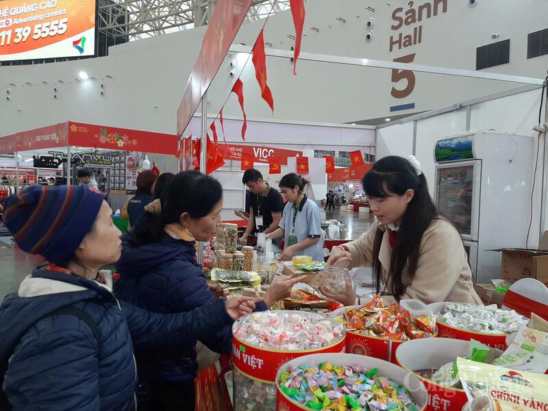 Sản phẩm đặc sản địa phương thu hút người tiêu dùng tại Hội chợ. Ảnh: N.H